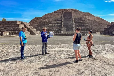 Teotihuacan vor den massen erleben, durch alte plätze schlendern, tequila in einer obsidian-werkstatt probieren und mit lokalem guide zu mittag essen – inklusive hin- und rückfahrt.