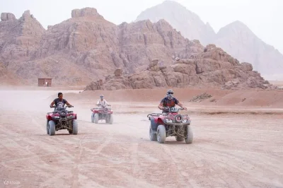 Descubre el desierto del sinaí en quad, monta en camello hacia echo mountain y disfruta un té beduino al atardecer. incluye recogida en hotel y guía local para una experiencia sin complicaciones.
