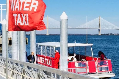 Erlebe die frische brise im charleston harbor mit dem ganztägigen wassertaxi, häufigen delfinsichtungen und bequemen stopps am patriots point & waterfront park. flexible ein- und ausstiegsmöglichke