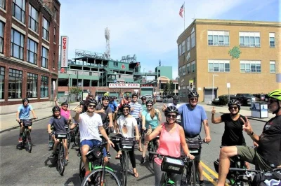 Recorre en bici los barrios de boston, desde los aromas italianos del north end hasta fenway park y beacon hill. incluye bici o e-bike, casco y guía local.