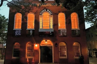 Erlebe salems dunkle vergangenheit bei einer 2-stündigen führung – echte hexenprozesse, kopfsteinpflaster und berühmte orte mit einem lokalen historiker entdecken.