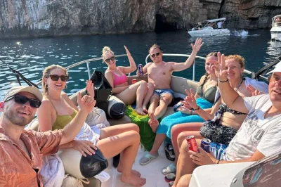 Desde kotor, navega en lancha rápida hasta nuestra señora de las rocas, la fortaleza de mamula y disfruta de un baño en la cueva azul. incluye recogida, patrón local y bebidas a bordo.