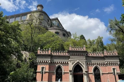 Erlebe das chapultepec schloss in mexiko-stadt mit kleinem guide-team, inklusive museumseintritt und spannenden geschichten aus der mexikanischen geschichte.