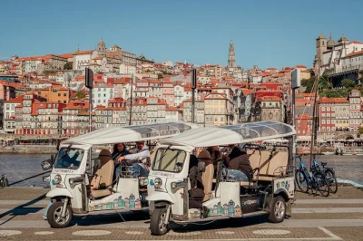 Erlebe porto hautnah bei einer privaten elektrischen tuk-tuk-tour – hügel, flussblick und historische highlights. inklusive guide, decken für kühle tage und bequemer abholung.