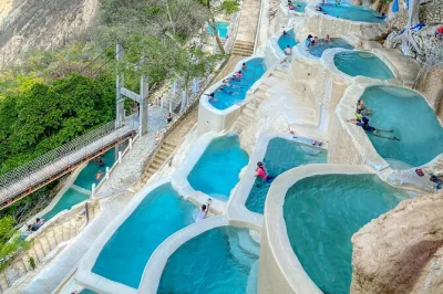 Entspanne in den thermalbecken von tolantongo, entdecke versteckte höhlen und spüre den wasserfall-sprühnebel – kleingruppen-tour ab mexiko-stadt mit transport und guide.