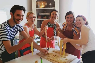 Praiano, la praia: lerne frische pasta und neapolitanische klassiker bei einer familie, genieße selbstgemachten wein und echte italienische gastfreundschaft.