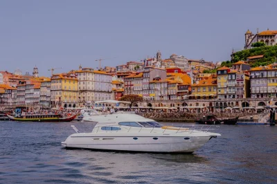 Genieße eine private yachtfahrt auf dem douro in porto, vorbei an sechs brücken, mit regionalem wein, snacks und familiärer atmosphäre. abholung an der marina do freixo inklusive.