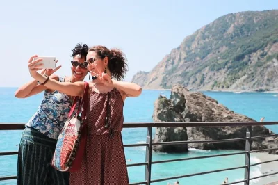 Évadez-vous de florence pour découvrir les villages perchés des cinque terre, avec train, balade en bateau si le temps le permet, et temps libre pour nager ou goûter la cuisine ligure. transport a