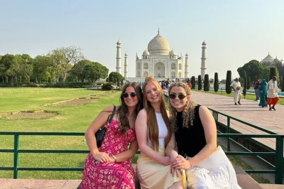 Descubre el taj mahal sin hacer fila con un tour privado desde agra, delhi o jaipur. incluye recogida en hotel, opciones flexibles y relatos locales durante el recorrido.