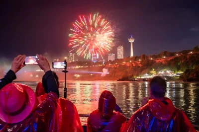 Descubra niagara falls à noite saindo de toronto com passeio de barco, jantar de 3 pratos com vista para as cataratas iluminadas e acesso exclusivo à torre de iluminação.