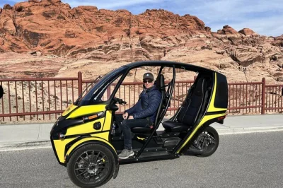 Saia de las vegas para um passeio exclusivo pelo red rock canyon em um carro elétrico, com paradas para fotos, ritmo livre e ingresso para show de comédia incluído.