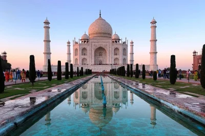Disfruta el amanecer en el taj mahal, explora el fuerte de agra y el baby taj, y relájate en los jardines de mehtab bagh, todo con entrada sin colas, coche privado y guía local.