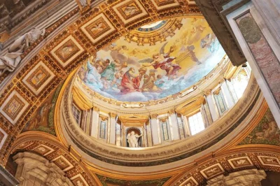 Entdecke die vatikanischen museen vor den menschenmassen, genieße die sixtinische kapelle in ruhe und gehe durch einen geheimen weg direkt in den petersdom – private führung inklusive.