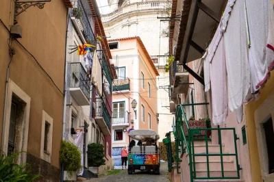 Scopri lisbona a bordo di un tuk tuk privato, tra le strade di alfama, i panorami dei miradouros e il pantheon nazionale. incluso il pick-up dal centro città.