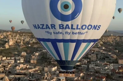 Survolez les cheminées de fées de cappadoce au lever du soleil, assistez au gonflage des montgolfières et savourez un toast au champagne après l’atterrissage. transfert hôtel et certificat de v