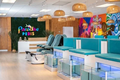 À nassau, profitez d’un spa unique avec des poissons garra rufa qui chouchoutent vos pieds, accompagnés de boissons tropicales à volonté et de la musique entraînante des bahamas.