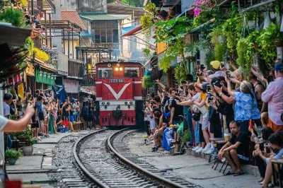 Erlebe hanoi hautnah auf einer privaten halbtagestour – schlendere über die berühmte train street, besuche das ho-chi-minh-mausoleum und entdecke das lebendige altstadtviertel mit lokalem guide un
