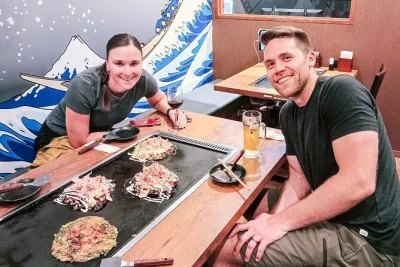 Erlebe osaka bei einer food tour durch dotonbori & shinsekai: probier kushikatsu, okonomiyaki, takoyaki und schlendere mit guide durch versteckte gassen – inkl. essen, getränke & abholung.