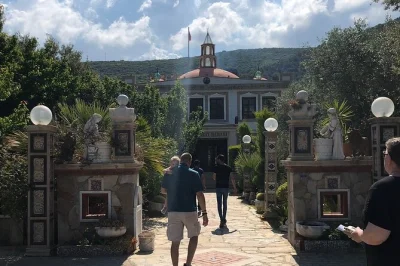 Dampf steigt im kusadasi hamam auf, während erfahrene hände deine reise-müdigkeit wegmassieren – inklusive hotelabholung, peeling und seifenmassage für echtes türkisches badefeeling.