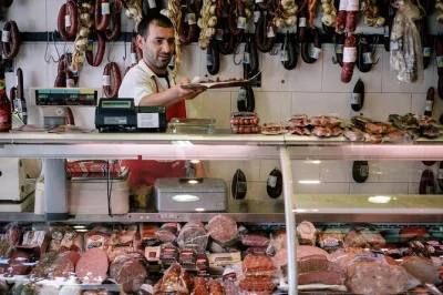 Découvrez les ruelles de plaka à athènes en dégustant des recettes familiales et en savourant un café grec avec un guide local. repas, boissons et dégustations inclus.