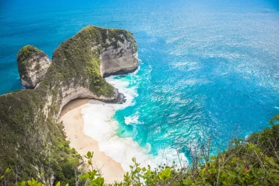 Start early from bali to nusa penida’s west coast, see kelingking beach, broken beach, swim at crystal bay, with lunch and hotel pickup included.