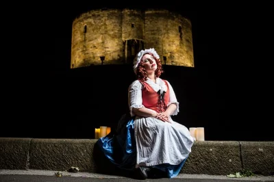 Sigue a mad alice por las callejuelas medievales de york, escucha historias escalofriantes de reyes, brujas y tragedias, y descubre clifford’s tower y the shambles en este tour premiado.