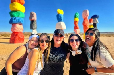 Découvrez las vegas autrement avec une visite guidée de hoover dam, une pause colorée aux seven magic mountains et des photos incontournables du panneau las vegas—avec prise en charge et encas in