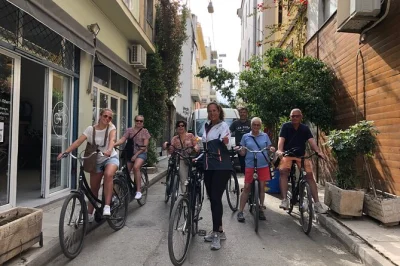 Découvrez athènes à vélo avec un guide local : plaka, psirri et le stade olympique. snack grec, casque et vélo hollandais inclus — il ne vous reste plus qu’à pédaler.