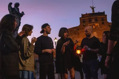 Descubre el lado oscuro de roma en un tour nocturno. escucha historias de fantasmas, visita capillas de huesos y recorre lugares llenos de misterio con un guía local y grupo reducido.