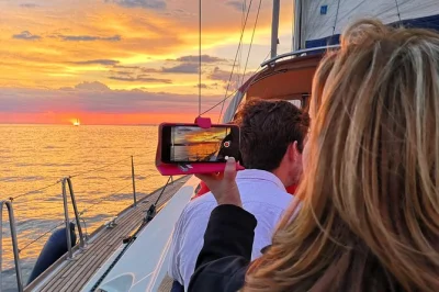 Scopri lisbona al tramonto navigando sul tago a bordo di uno yacht di lusso, con due drink, formaggi portoghesi e racconti di un equipaggio locale. guida multilingue e imbarco facile inclusi.