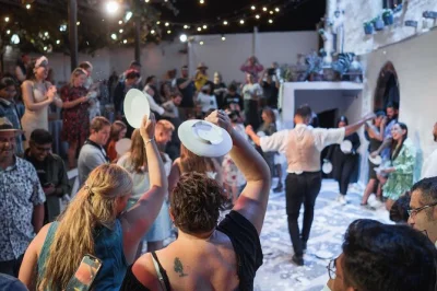 Erlebe eine echte griechische hochzeit auf santorini – mit live-musik, tanz, meze-häppchen und wein direkt am tisch. inklusive reservierter plätze und lokaler begleitung.