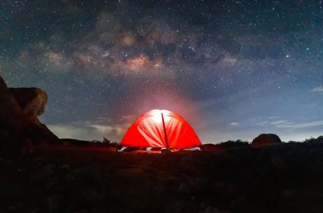 Alba sul monte Sibayak con cratere, sorgenti e cascata