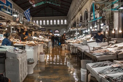 Athènes, marchés animés, souvlaki, pâtisseries grecques : suivez un guide local, dégustez koulóuria, mezedes, fromages et vivez une balade gourmande inoubliable.