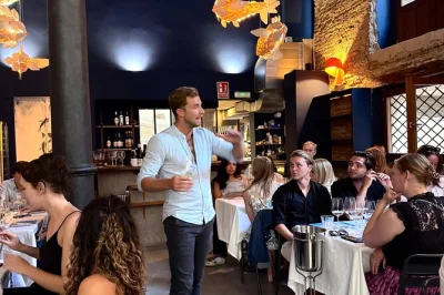 Découvrez valence en plein centre avec une dégustation de vins animée par un sommelier formé au michelin, 5 vins espagnols, tapas locales et anecdotes dans une ambiance décontractée.