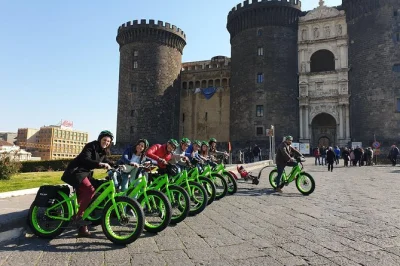 Erlebe neapel auf einer geführten e-fatbike-tour – durch verwinkelte gassen, zum castel dell'ovo, zum panorama in posillipo und durch historische straßen mit lokalem guide und snacks.