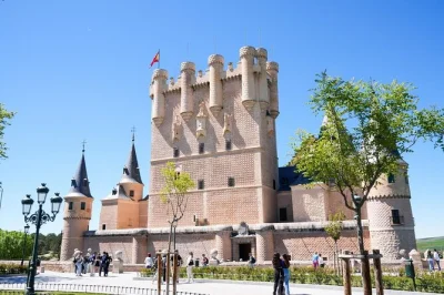Feel the ancient stones of segovia’s aqueduct, wander the alcazar’s towers, and explore the cathedral with a local guide—includes pickup from madrid.