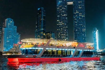 Erlebe eine dinner cruise durch die dubai marina bei nacht mit live-musik, privatem sitzplatz und open bar. inklusive internationalem buffet, lokalem guide und flexiblen deck-optionen.
