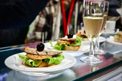 Disfruta los sabores de lisboa en un tour privado con quesos, bocadillos de cerdo, pescado fresco y pastel de nata acompañado de vino, con paradas en mercados y almuerzo incluido.