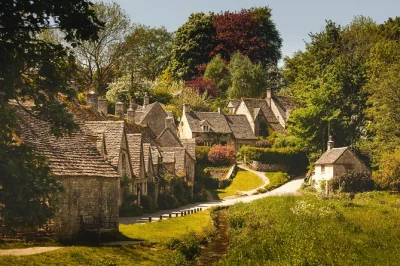 Descubre los históricos colleges de oxford y pasea por los pueblos de cotswolds como bibury. tour en grupo reducido desde londres con guía local y mini-coach mercedes.