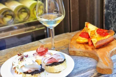 Entdecke veronas kulinarische highlights bei einem entspannten food-walk mit weinproben, lokalen spezialitäten und einem sympathischen guide. kleine gruppen, mittag- & abendessen inklusive.