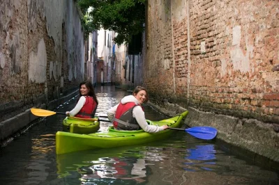 Erlebe venedig auf einer geführten kayak-tour durch versteckte kanäle mit erfahrenen guides, kompletter ausrüstung und einem blick auf die geheimen ecken der stadt.