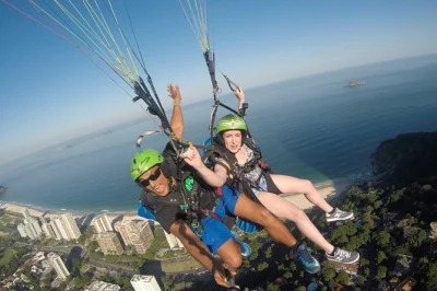 Río de janeiro, pedra bonita, vuelo en parapente tándem con recogida en hotel, todo el equipo incluido, fotos y video para revivir la experiencia. aventúrate sobre las playas de río.