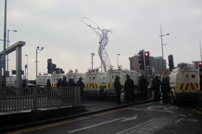 Hear belfast’s stories on a street art & political murals walk, see the peace wall, and chat with locals—guided tour with flexible meeting point.