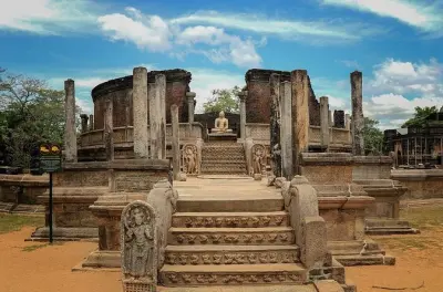 Ruínas de Polonnaruwa e safari em Minneriya: Tour privado de dia inteiro