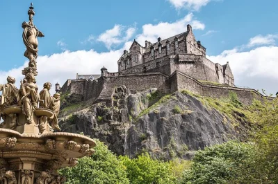 Sigue a un guía fan de harry potter por el mágico casco antiguo de edimburgo, descubre las inspiraciones de jk rowling y explora el castillo de edimburgo con entrada incluida.