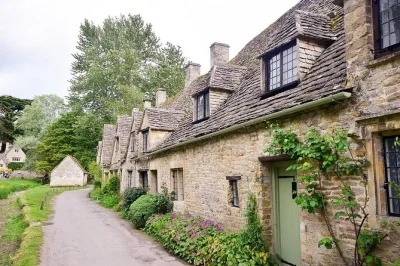 Descubre la tranquilidad de los cotswolds, pasea por las calles históricas de oxford y disfruta de encantadores pueblos en esta excursión de un día desde londres con transporte ida y vuelta.