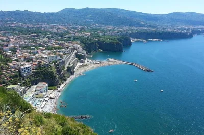 Erlebe die amalfi-küste bei einem privaten tagesausflug ab neapel – schlendere durch sorrento, koste echten limoncello, entspanne in positano und entdecke amalfi mit flexiblem abholservice.