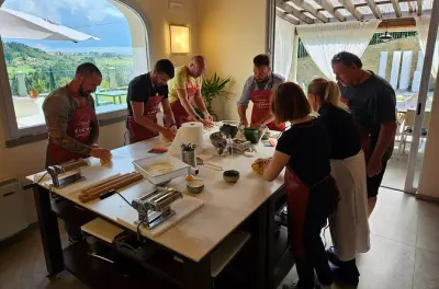 Frische Pasta machen im Chianti: Kochen & Mittagessen