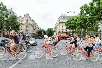 Erlebe paris auf einer entspannten fahrradtour mit lokalem guide – vorbei am eiffelturm, louvre und den brücken an der seine. inklusive helm, kindersitz und fahrrad.