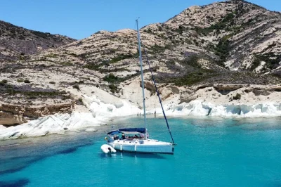 Erlebe eine yacht-tour auf milos zu kleftiko und poliegos, schwimme in versteckten buchten, höre piratengeschichten und genieße mittagessen mit offener bar. inklusive guide und schnorchelausrüstung